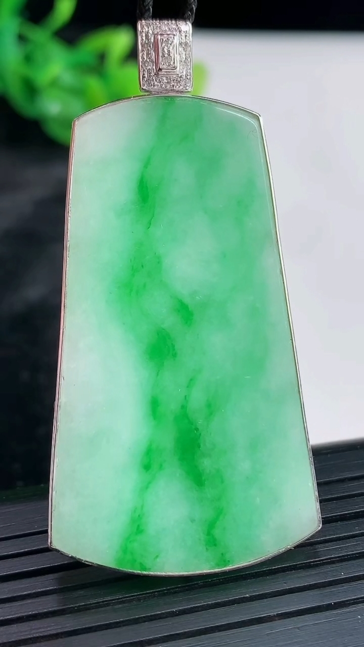 天然A货翡翠无事牌吊坠，尺寸56.5-28-4，裸石48-28重量:15.56g
3月30日