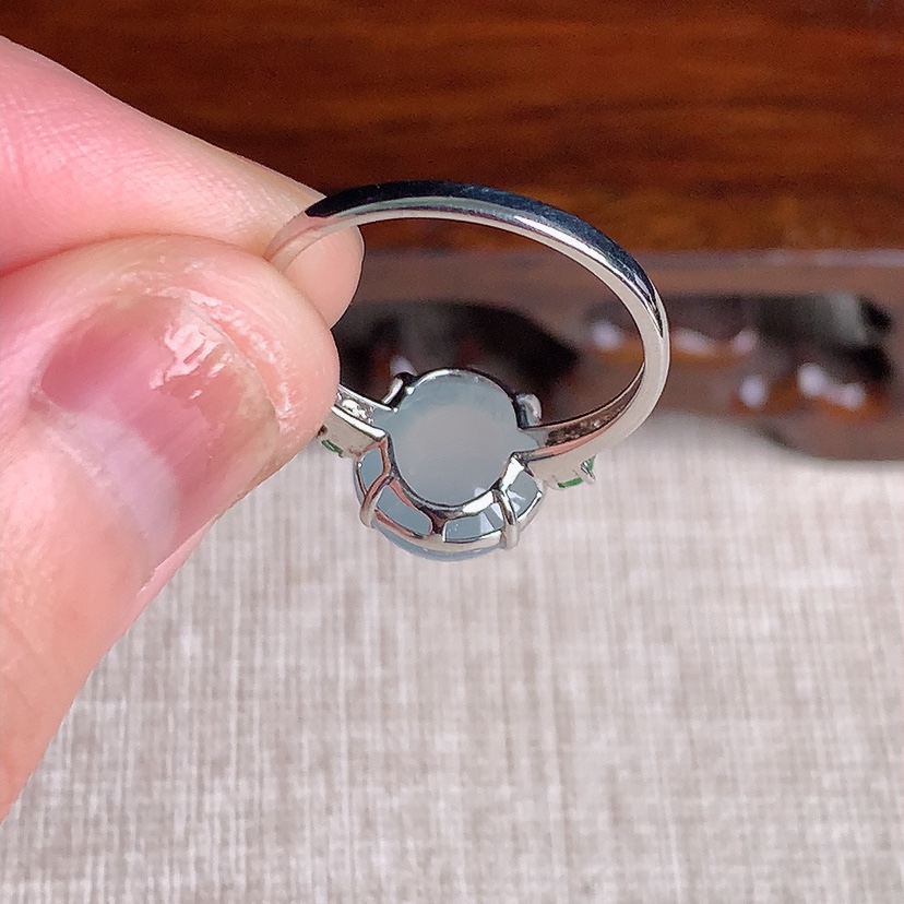 天然A货翡翠18K金伴钻镶嵌晴水蛋面戒指 圈口17.7裸石
尺寸10.5-9.6mm 重量2.35g 0329