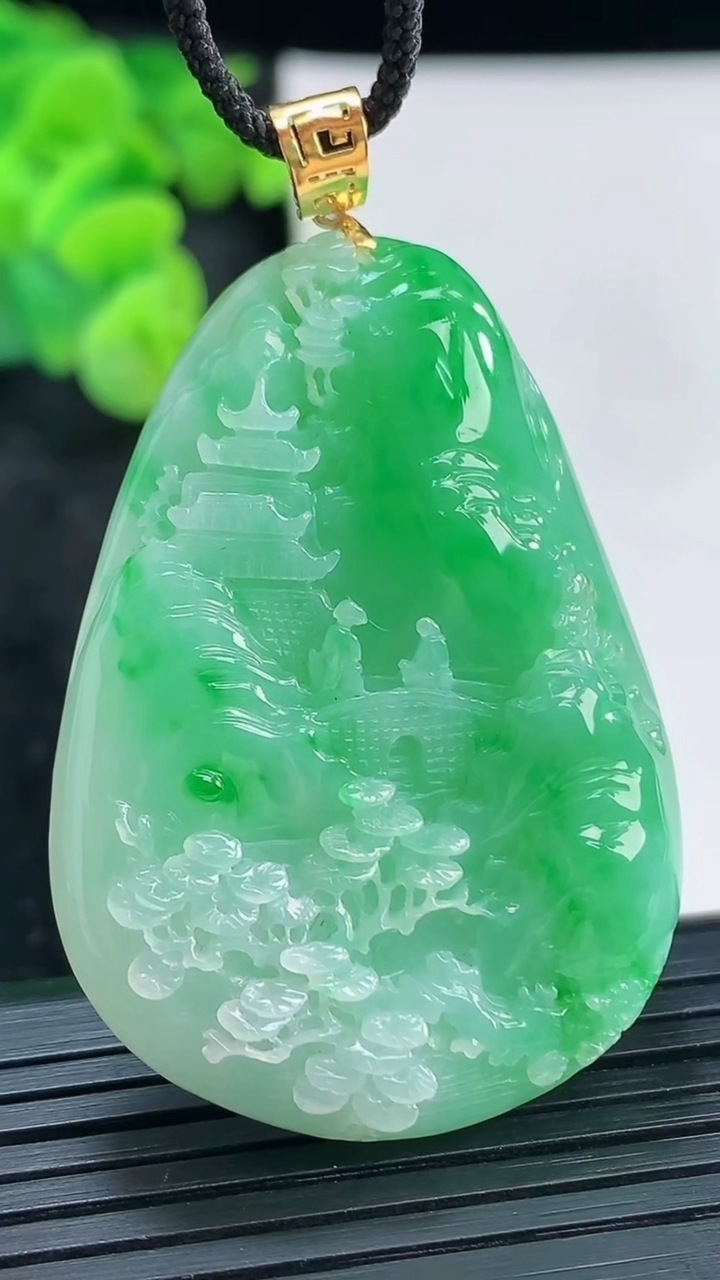 天然A货翡翠山水牌吊坠，尺寸45.5-32-7.5重量:20.94g
3月30日