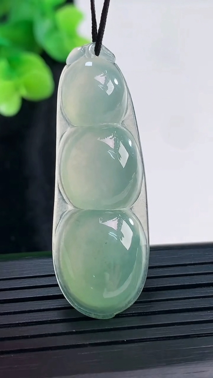 天然A货翡翠福豆吊坠，尺寸46-16-6.1重量:6.90g
3月30日