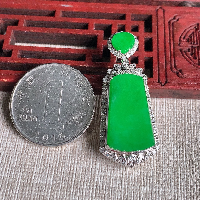 天然A货翡翠18K金伴钻镶嵌阳绿无事牌吊坠  
尺寸39-16.5-9裸石21-12.2mm 重量7.16g 0329