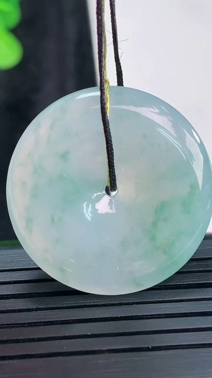 天然A货翡翠飘花平安扣吊坠，尺寸30-5.5重量:10.47g
3月30日