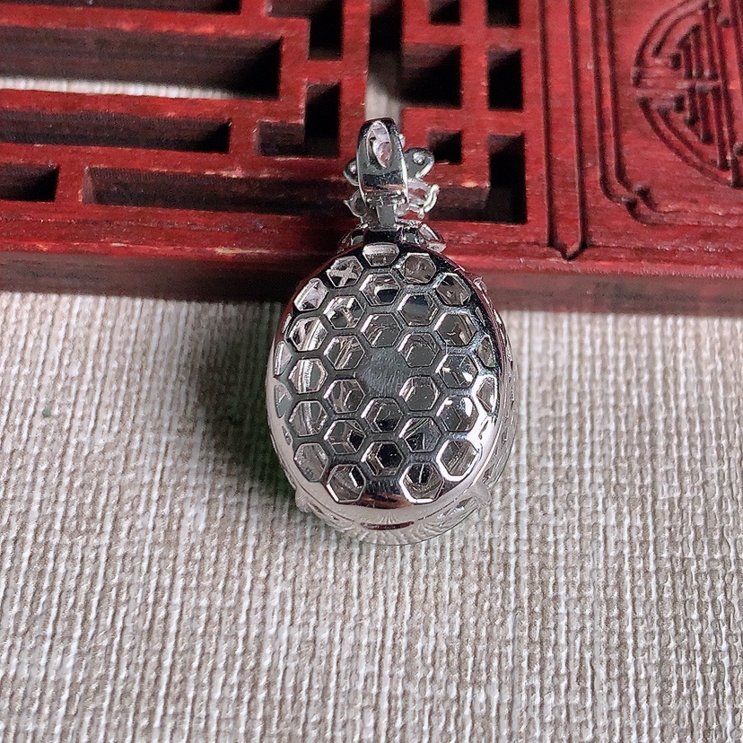 天然A货翡翠18K金伴钻镶嵌满绿蛋面吊坠 
尺寸28.5-18.2-13.2裸石15.8-14mm 