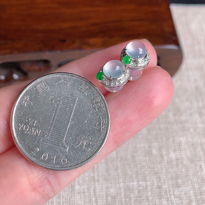天然A货翡翠18K金伴钻镶嵌白冰白月光蛋面耳钉 
尺寸5.5-5mm 重量1.30g 0329