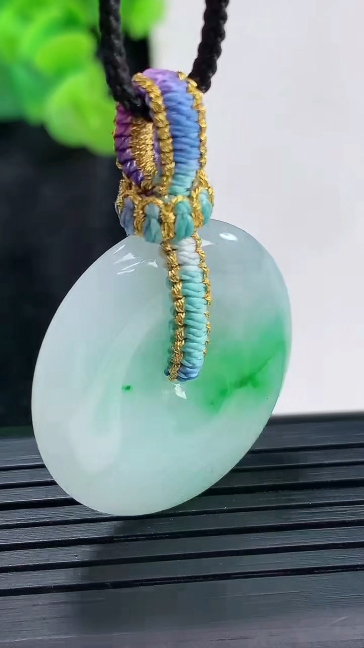 天然A货翡翠平安扣吊坠，尺寸29-6.2重量:11.32g
3月30日