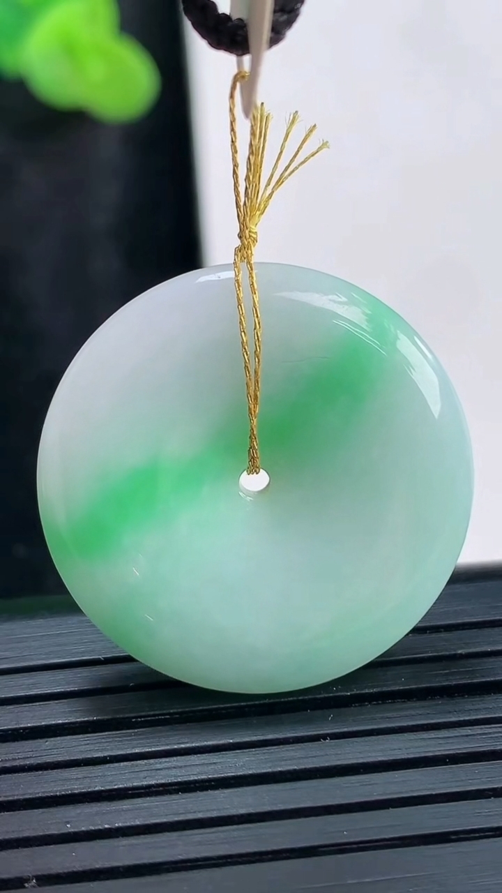 天然A货翡翠平安扣吊坠，尺寸27-5.2重量:8.22g
3月30日