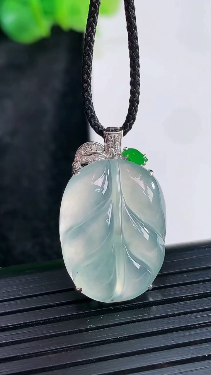 天然A货翡翠种飘花金枝玉叶 叶子吊坠，尺寸26-16-7，裸石21-16重量:3.92g
3月30日