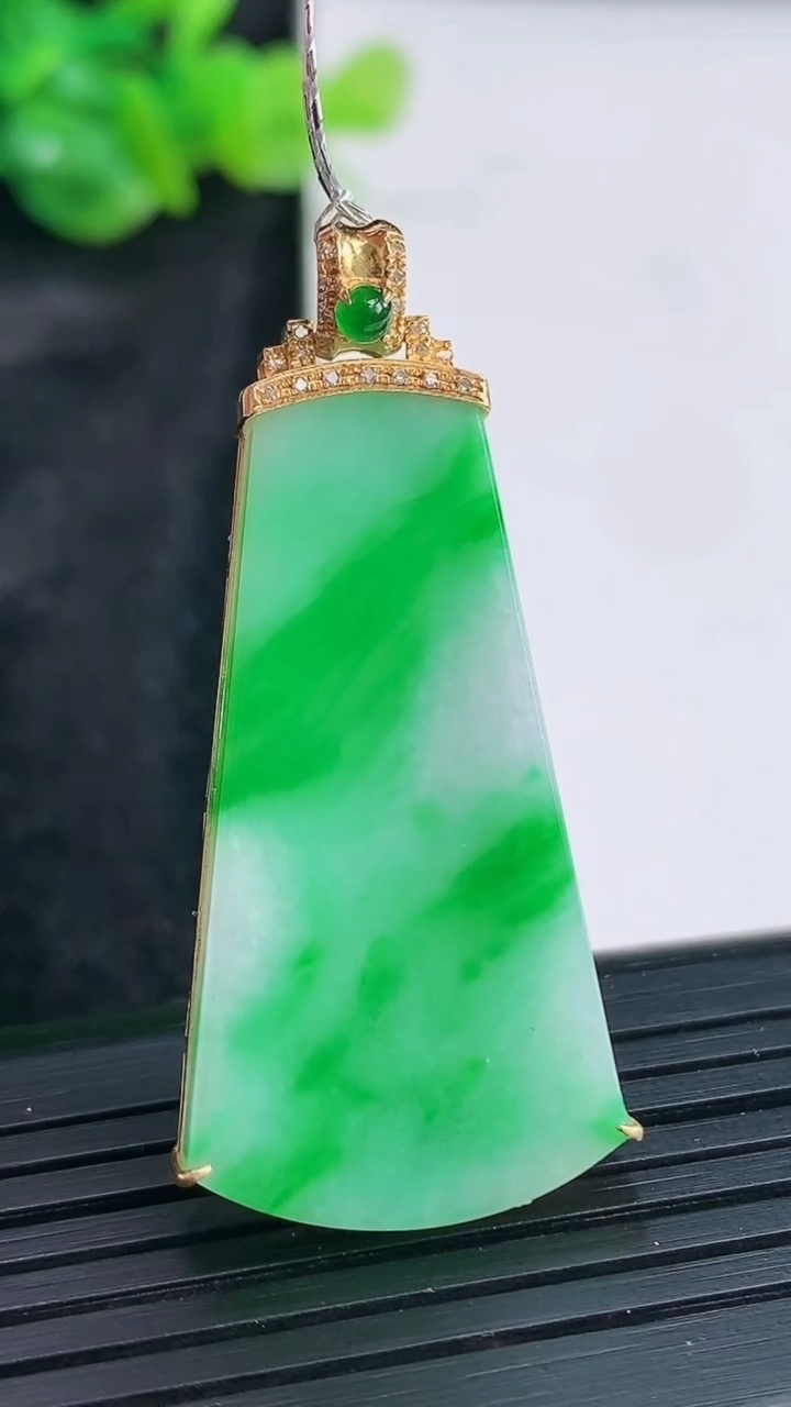 天然A货翡翠无事牌吊坠，尺寸43-20.5-5，裸石37-20重量:6.93g
3月30日