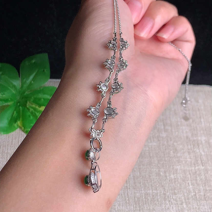 天然A货翡翠18K金伴钻镶嵌满绿蛋面项链 
尺寸4.4-4.2-6.2mm 重量5.88g 0329