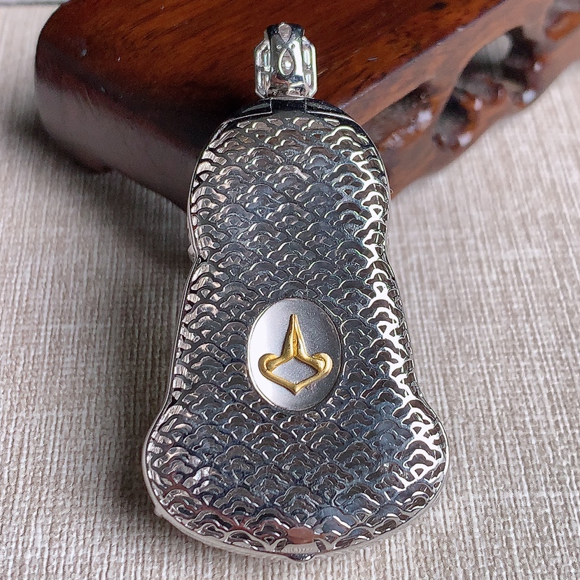 天然A货翡翠18K金伴钻镶嵌白冰白月光正装观音吊坠 
尺寸54.8-46.2-30-10mm 重量1