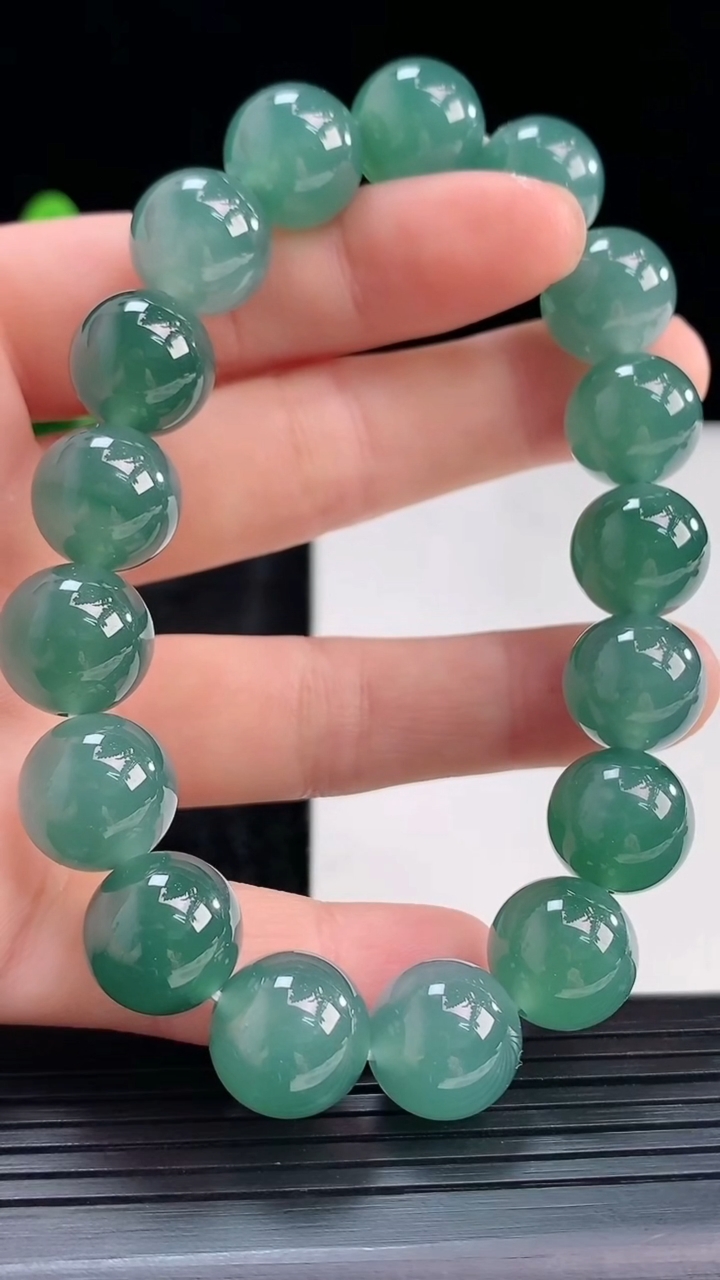 天然A货翡翠圆珠手串，尺寸12.5重量:54.91g3月30日
工厂直销收藏佳品,种好水足，色泽均匀