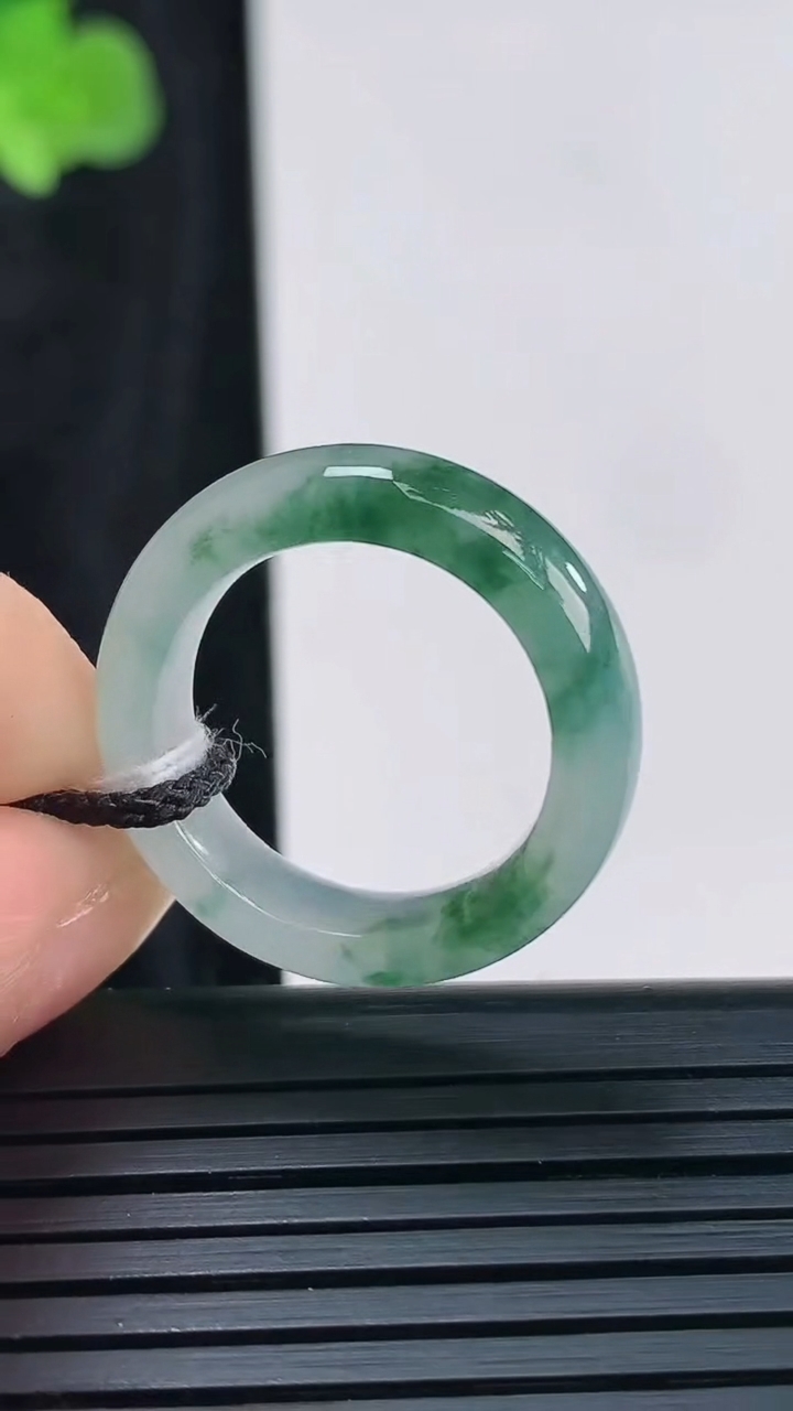 天然A货翡翠冰种飘花素面玉指环 戒指，尺寸17-6.2-4重量:4.16g2026年3月30日
工厂直销收藏佳品,种好水足，色泽均匀，有种有色，上手高大气！