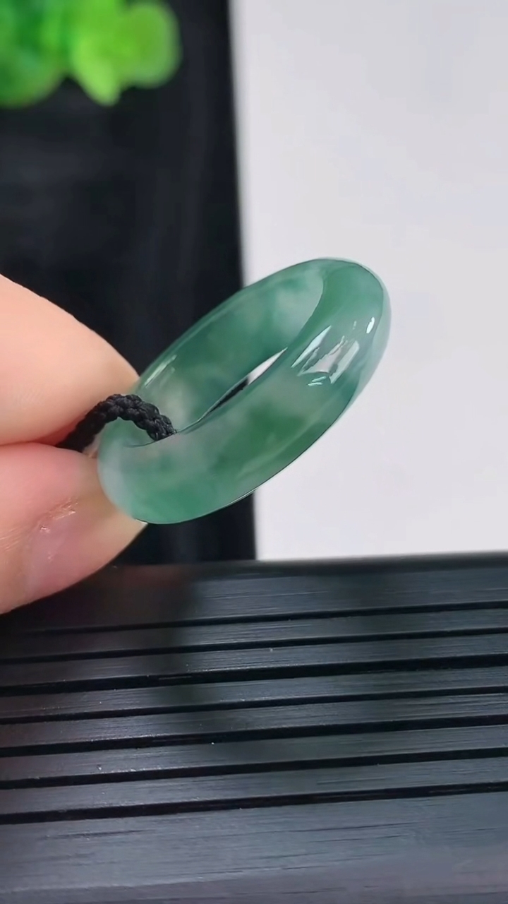 天然A货翡翠冰种飘花玉指环 戒指，尺寸18-6-4重量:4.12g2026年3月30日
工厂直销收藏佳品,种好水足，色泽均匀，有种有色，上手高大气！