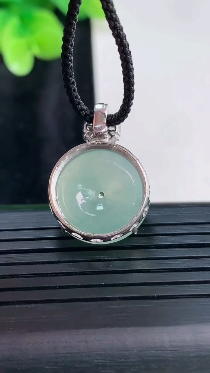 天然A货翡翠平安扣吊坠，尺寸23-17-7.6，裸石16重量:4.42g
3月30日