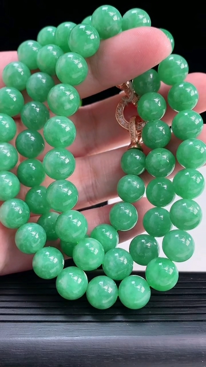 天然A货翡翠圆珠项链，尺寸10重量:104.58g
3月30日
