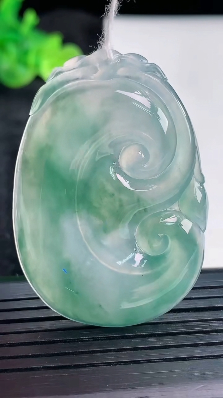 天然A货翡翠种飘花如意吊坠，尺寸47.5-33-5.5重量:16.77g
3月30日