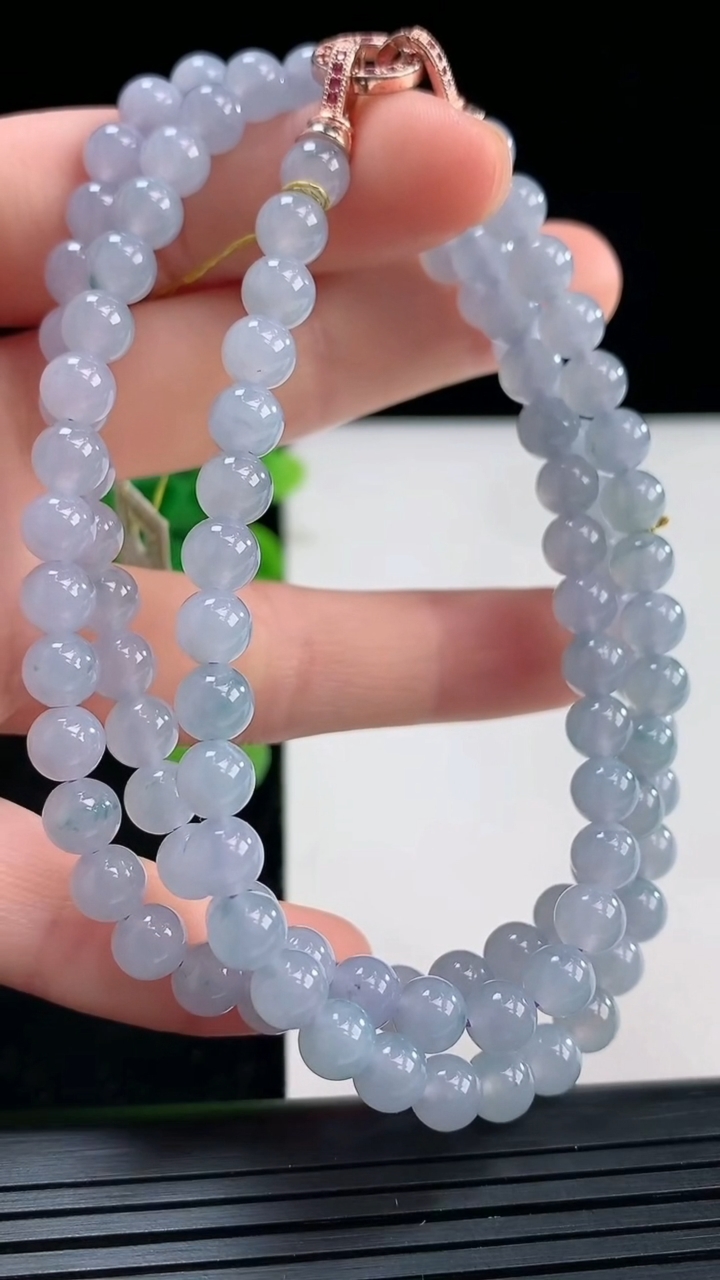 天然A货翡翠紫罗兰圆珠项链尺寸5.8-108颗重量:39.93g3月30日
工厂直销收藏佳品,种好水足，色泽均匀，有种有色，上手高大气！