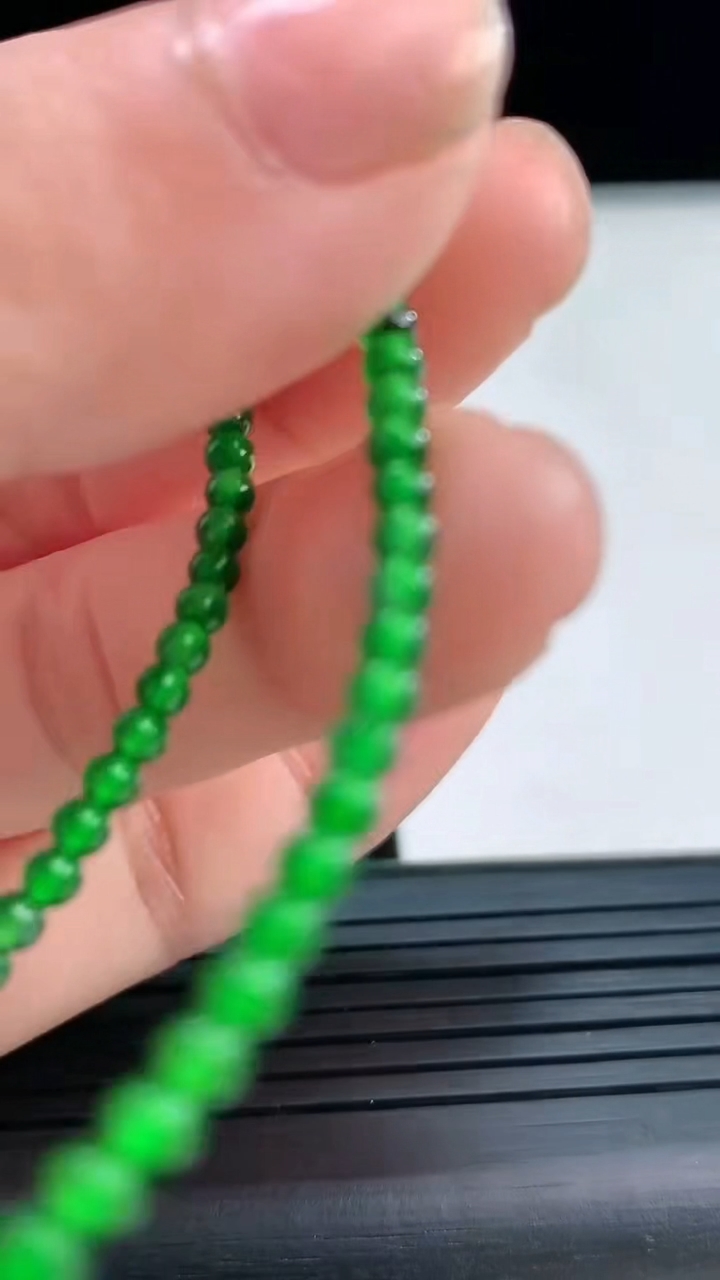 天然A货翡翠小米圆珠手串，尺寸2.5重量:2.84g3月30日
工厂直销收藏佳品,种好水足，色泽均匀，有种有色，上手高大气！