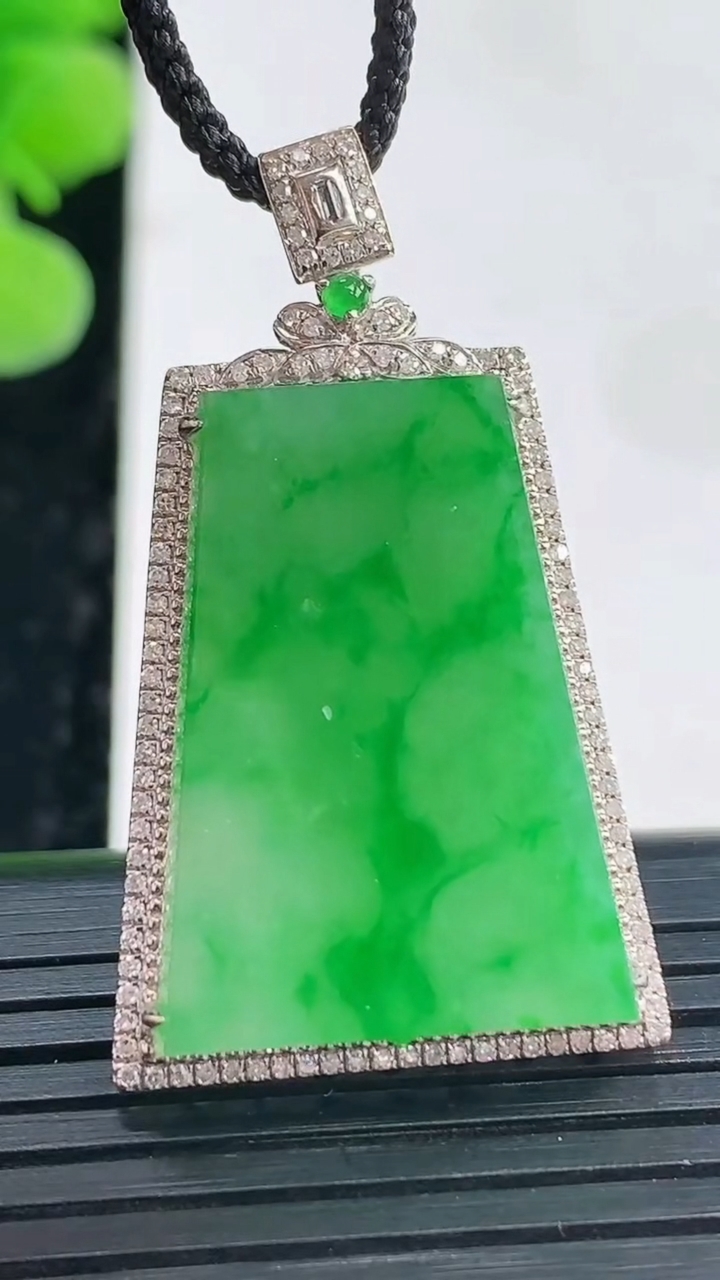 天然A货翡翠无事牌吊坠尺寸38.1-22.4-7裸石26-19.2重量:6.63g
3月31日