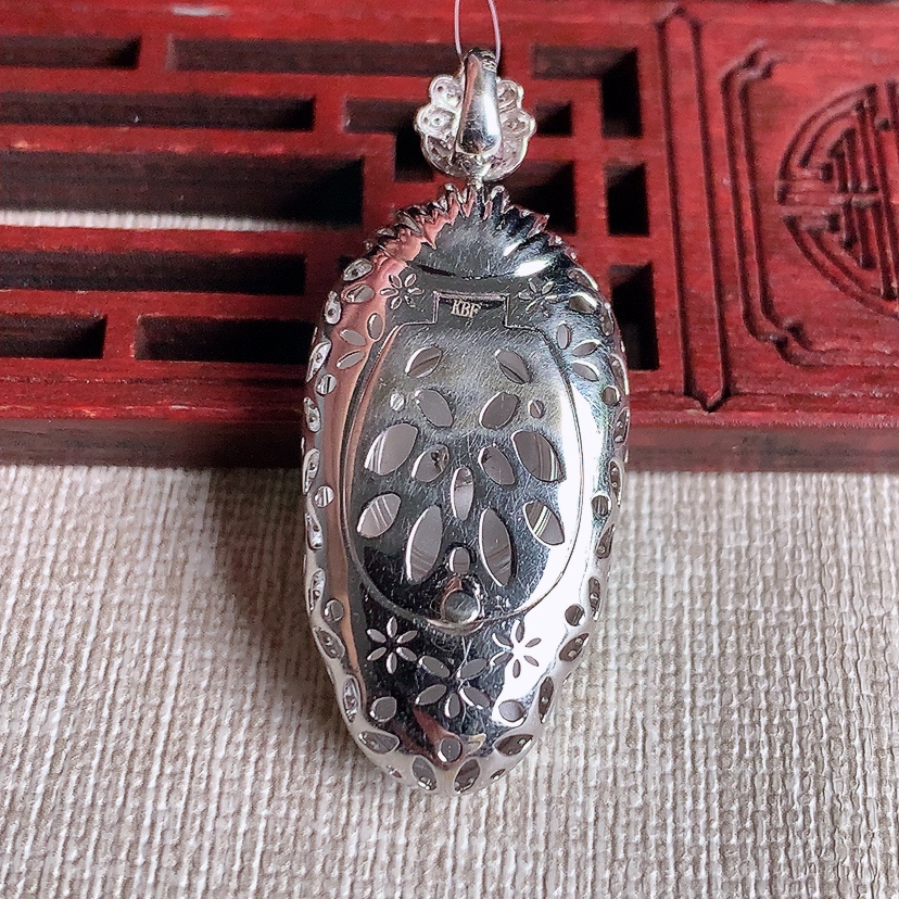 天然A货翡翠18K金伴钻镶嵌阳绿叶子金枝玉叶吊坠 
尺寸41-18-9裸石29.2-16mm 重量8