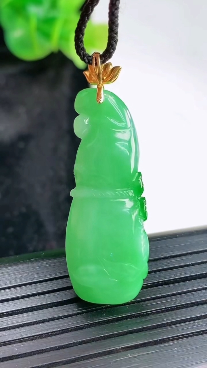 天然A货翡翠葫芦吊坠，尺寸33-14-10重量:6.40g
3月30日