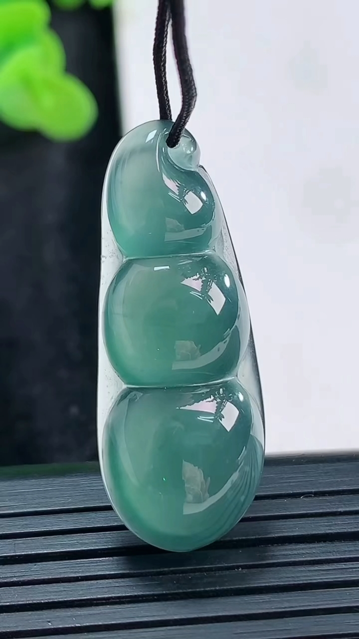 天然A货翡翠福豆吊坠，尺寸36-14.5-6.6重量:5.75g
3月30日