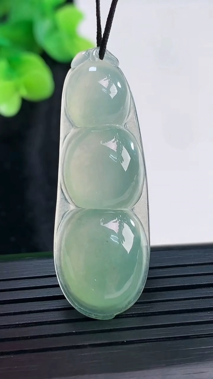 天然A货翡翠福豆吊坠，尺寸46-16-6.1重量:6.90g
3月30日