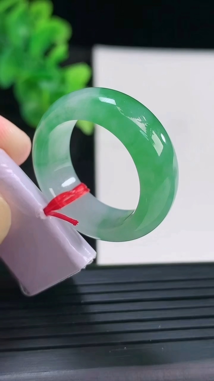 天然A货翡翠素面玉指环 戒指，尺寸19.4-9-4.2重量:8.97g2026年3月30日
工厂直销