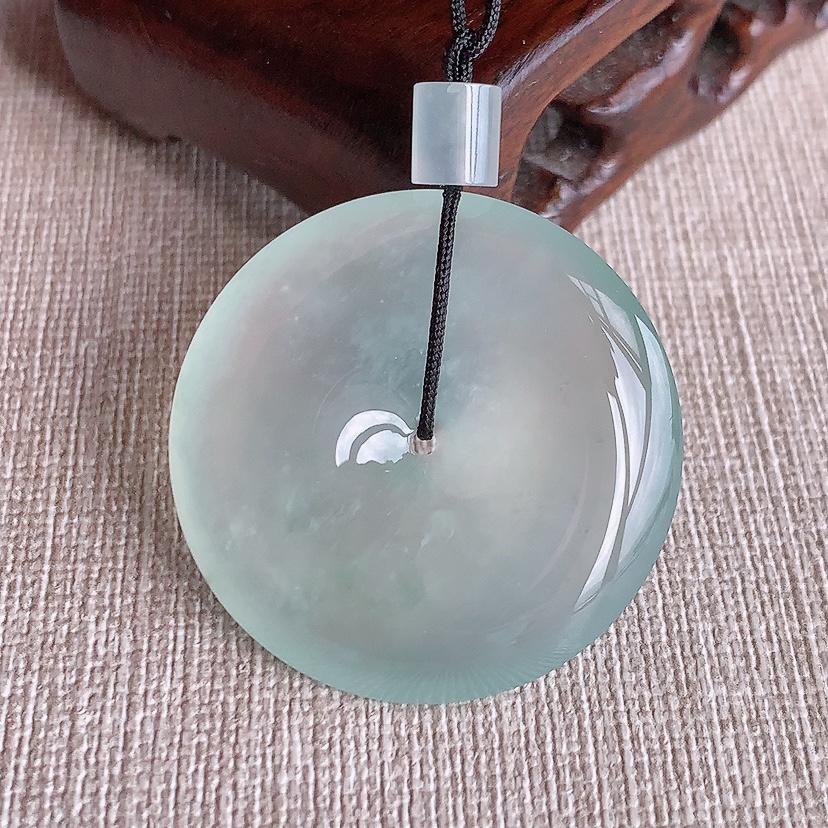 天然A货翡翠晴水平安扣吊坠 
尺寸33.6-6mm 重量14.88g 0329