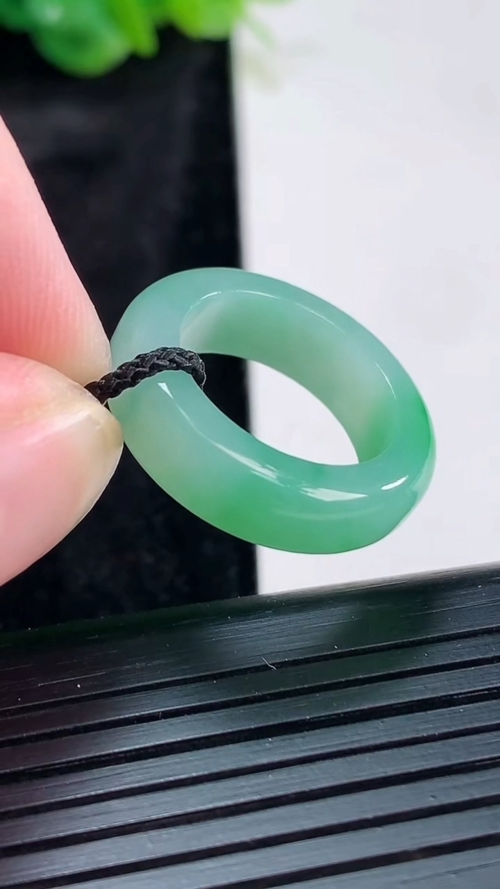 天然A货翡翠素面玉指环 戒指，尺寸16.5-6.2-4重量:4.56g2026年3月30日
工厂直销收藏佳品,种好水足，色泽均匀，有种有色，上手高大气！