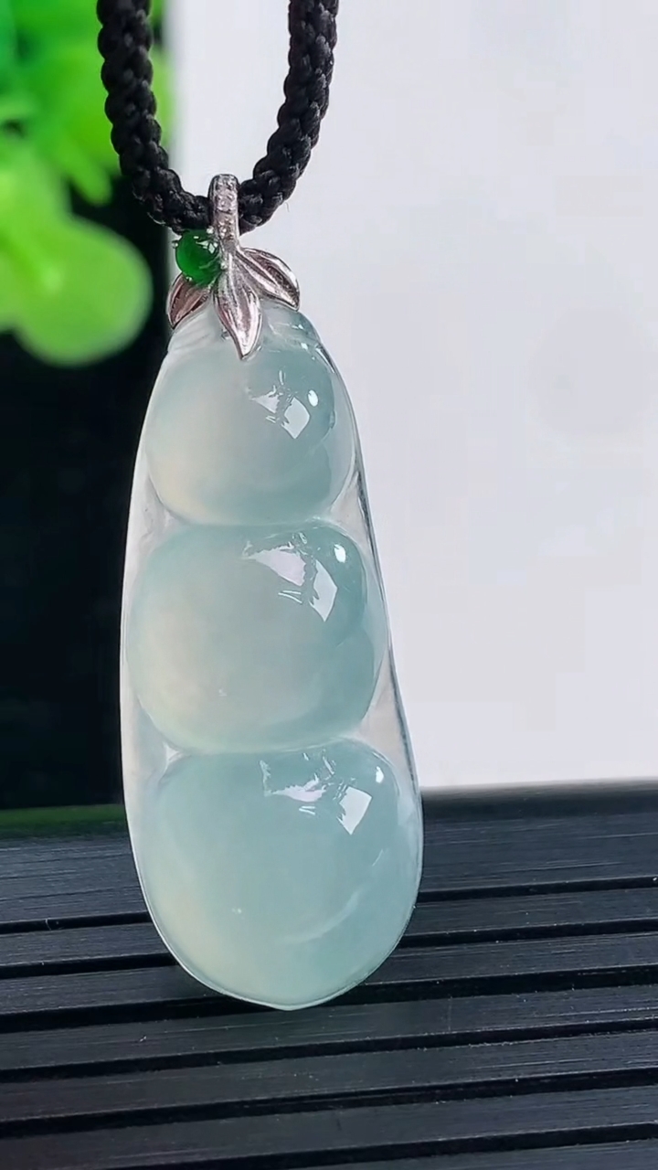 天然A货翡翠福豆吊坠尺寸31.1-12.7-5.2重量:3.48g
3月30日