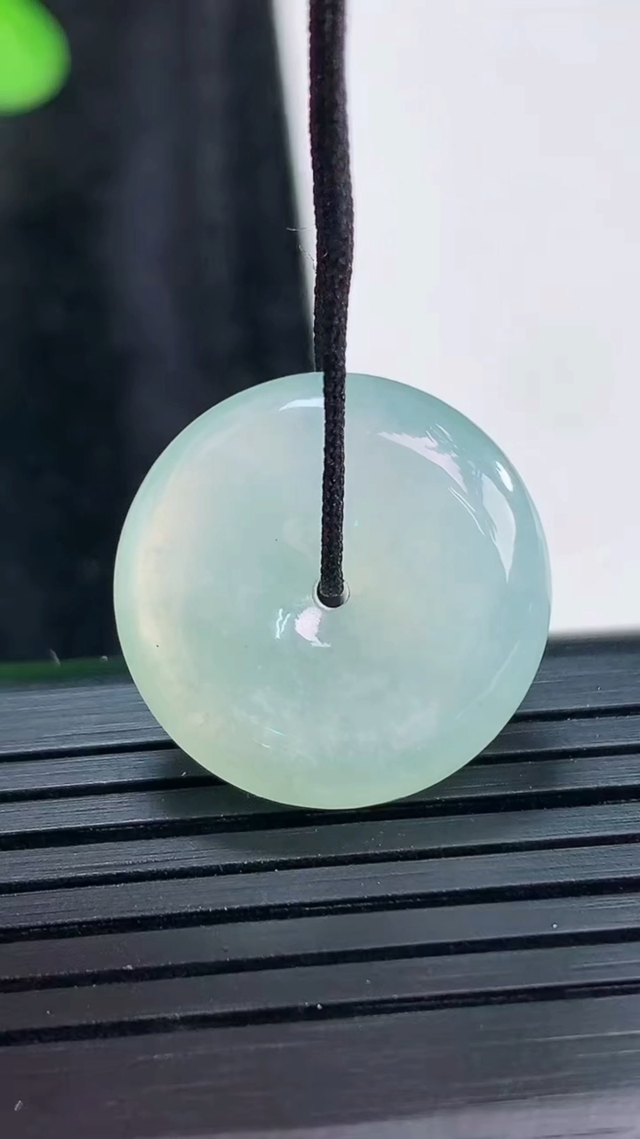 天然A货翡翠平安扣吊坠，尺寸20-5.8重量:4.71g
3月30日