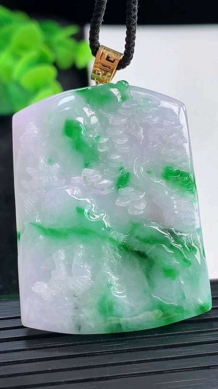 天然A货翡翠山水牌吊坠，尺寸44.5-33-5.5重量:20.20g
3月30日