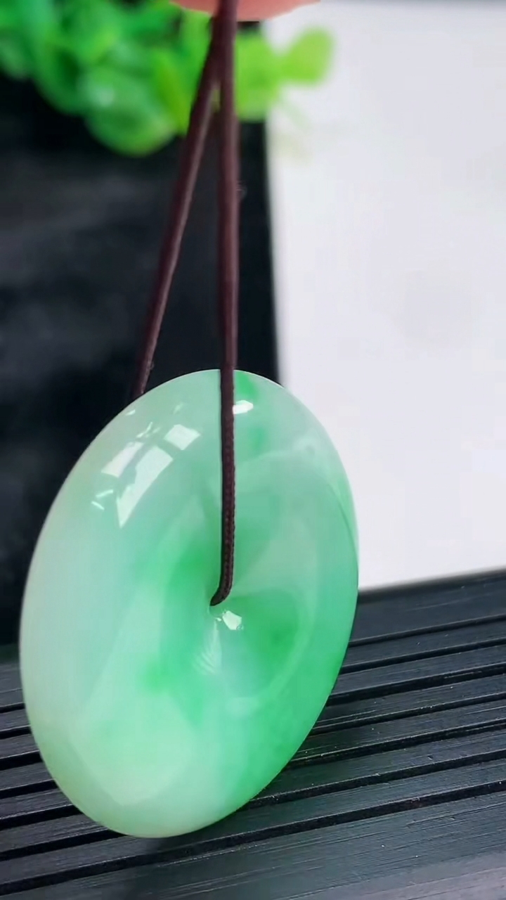 天然A货翡翠平安扣吊坠，尺寸35-4.8重量:12.17g
3月30日