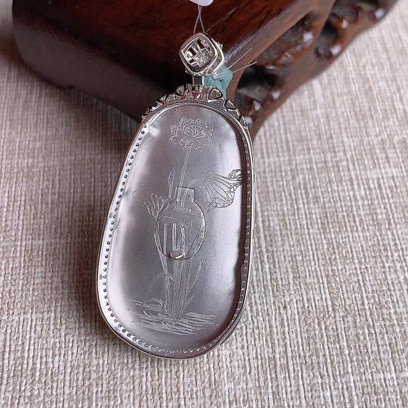 天然A货翡翠18K金伴钻镶嵌满绿如意吊坠  
尺寸44-20.6-7.7裸石33.8-19mm 重量