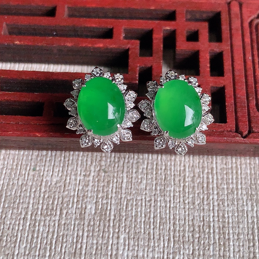 天然A货翡翠18K金伴钻镶嵌阳绿蛋面耳钉 
尺寸9.4-7.2mm 重量3.96g 0329
