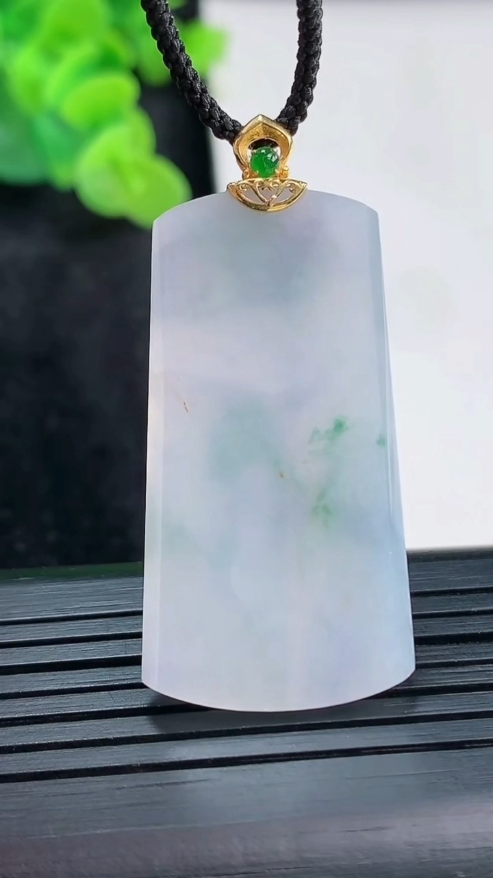 天然A货翡翠18k金紫罗兰 飘花无事牌吊坠，尺寸39-20.6-3重量:7.23g
3月30日