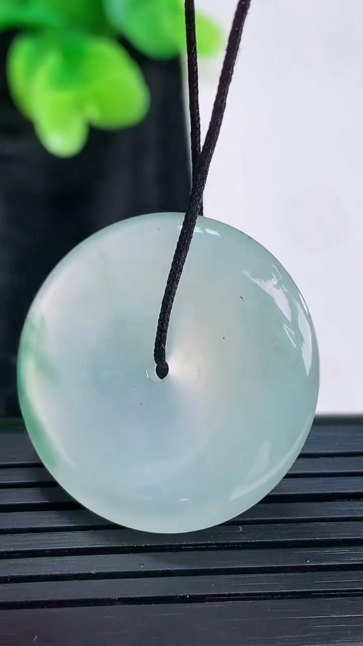 天然A货翡翠冰种飘花平安扣吊坠，尺寸28.5-6重量:9.92g
3月30日