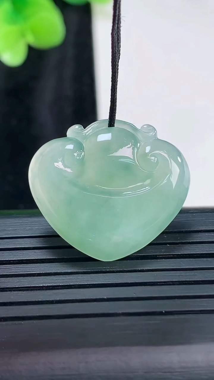 天然A货翡翠如意头吊坠，尺寸22-25-4.5重量:4.36g
3月30日