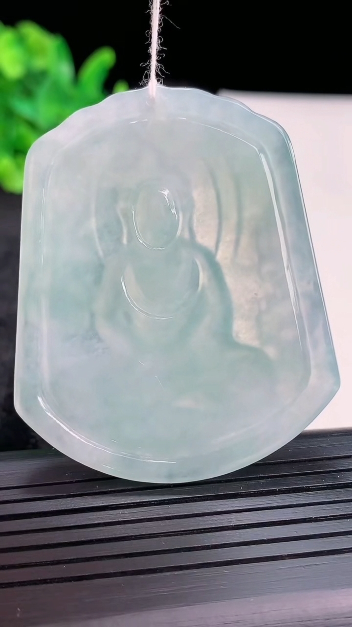 天然A货翡翠大日如来佛吊坠，尺寸55-45.5-5.2重量:26.12g
3月30日