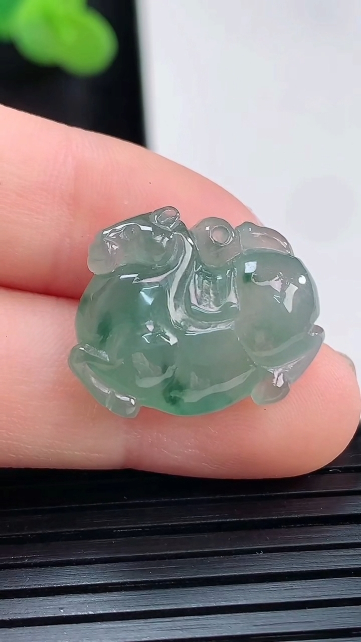 天然A货翡翠冰种飘花生肖马吊坠，尺寸16-21-7.2重量:3.85g
3月30日