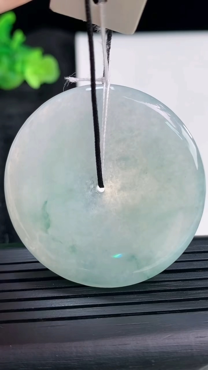 天然A货翡翠飘花平安扣吊坠，尺寸44-5.8重量:24.69g
3月30日