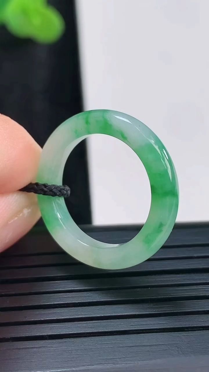 天然A货翡翠素面指环 戒指，尺寸16.6-3.8重量:2.22g2026年3月30日
工厂直销收藏佳