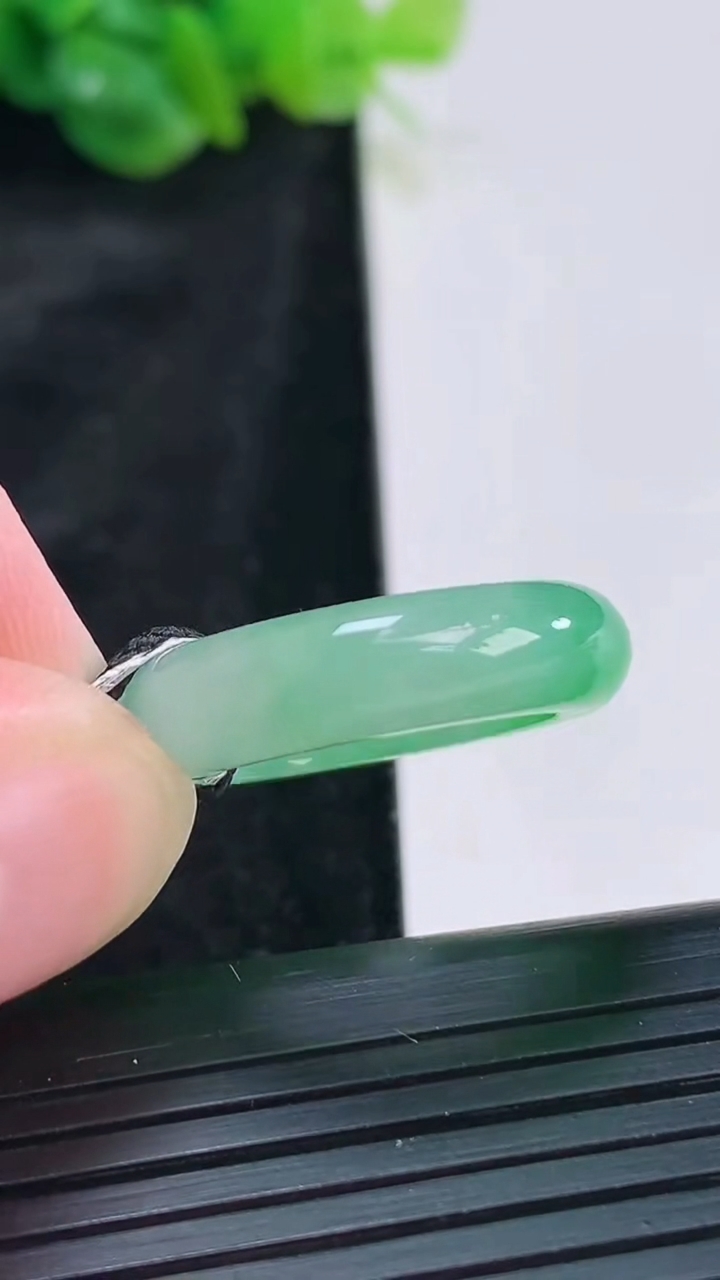 天然A货翡翠玉指环 戒指，尺寸17.5-6-4重量:4.69g2026年3月30日
工厂直销收藏佳品,种好水足，色泽均匀，有种有色，上手高大气！