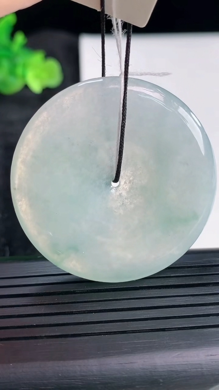 天然A货翡翠飘花平安扣吊坠，尺寸44-5.8重量:24.69g
3月30日