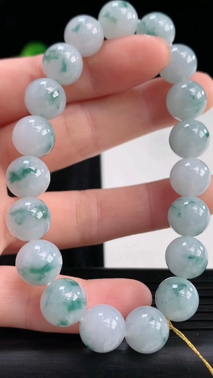 天然A货翡翠飘花圆珠手串，尺寸10重量:33.86g3月30日
工厂直销收藏佳品,种好水足，色泽均匀