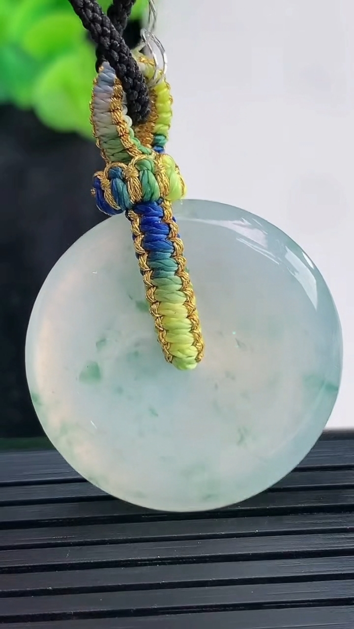 天然A货翡翠冰种飘花平安扣吊坠，尺寸29-5.2重量:9.54g
3月30日