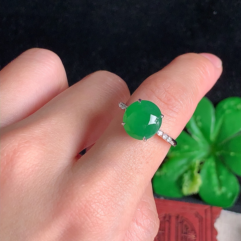 天然A货翡翠18K金伴钻镶嵌阳绿蛋面戒指 圈口17.3裸石
尺寸10.5-9.8mm 重量3.48g 0329