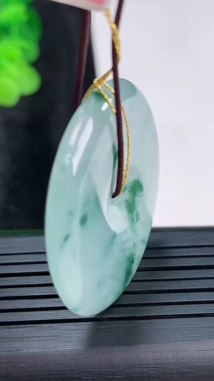 天然A货翡翠冰种飘花平安扣吊坠，尺寸38-5.8重量:16.46g
3月30日