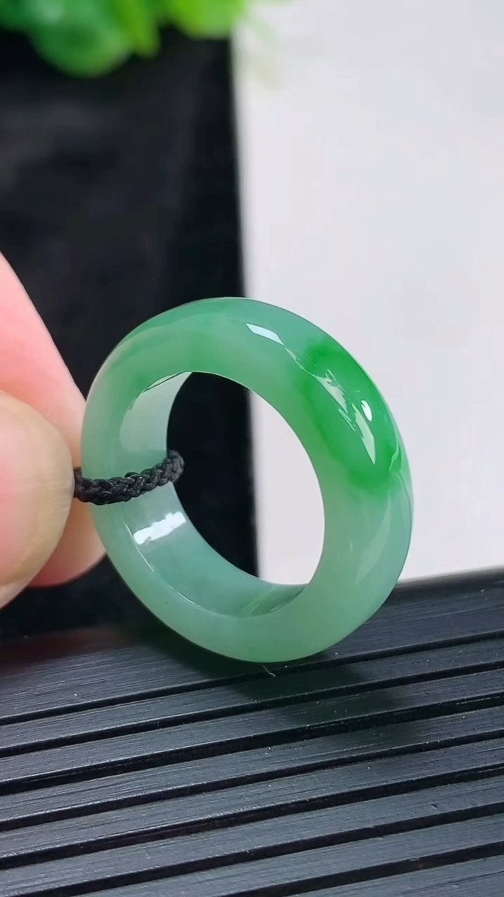 天然A货翡翠素面玉指环 戒指，尺寸16.5-6.2-4重量:4.56g2026年3月30日
工厂直销